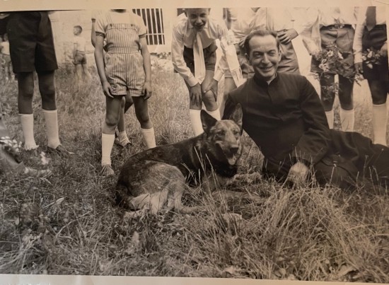 N132 L'abbé Garin avec un de nos fidèle compagnon