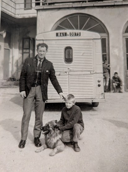 N154 Mercury Symons Jean Luc avec son père devant le tube en 1962