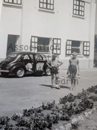 N163 Tamié Symons avec sa radio avec son copain Guibourt 1965