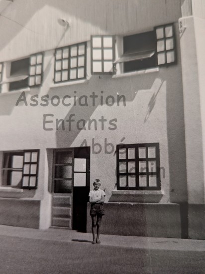 N164 Tamié jean-luc  Symons devant notre bâtiment moderne avec ses fenêtres basculante 1964