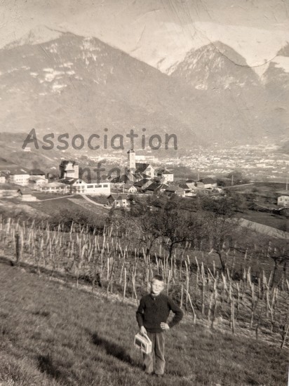 N176 Mercury Jean Luc Symons avec sa radio ..1965